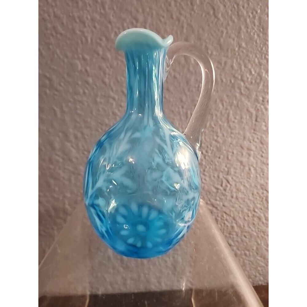 VINTAGE 5 3/4 Tall FENTON ART GLASS BLUE OPALESCENT DAISY & FERN CRUET‎
